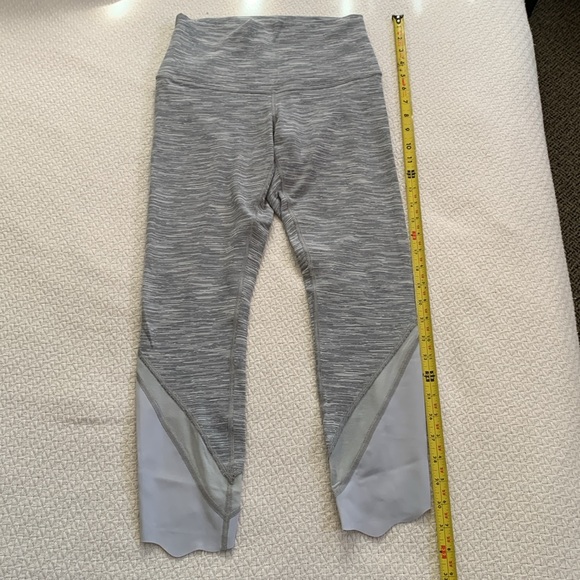 Wunder Under Scalloped Hem High-Rise Crop - Picture 4 of 10